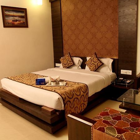 Oyo 905 Galaxy View Hotel อัลลอฮาบาด ภายนอก รูปภาพ